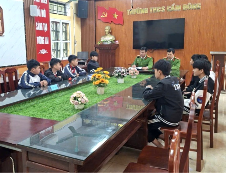 Công an xã Mao Điền tăng cường tuyên truyền, phòng ngừa vi phạm pháp luật liên quan đến học sinh